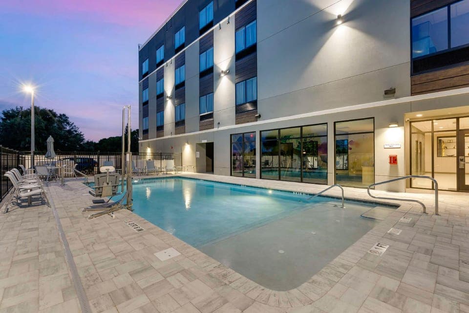 Swimming pool
