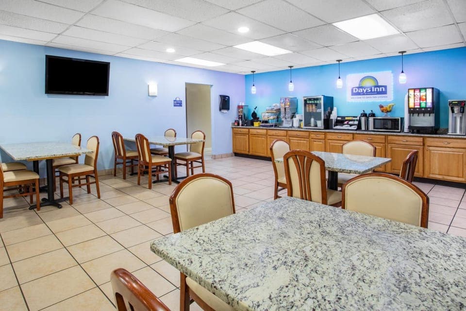 Travelodge by Wyndham Livonia/Canton/Novi Detroit Area Hotel in Livonia