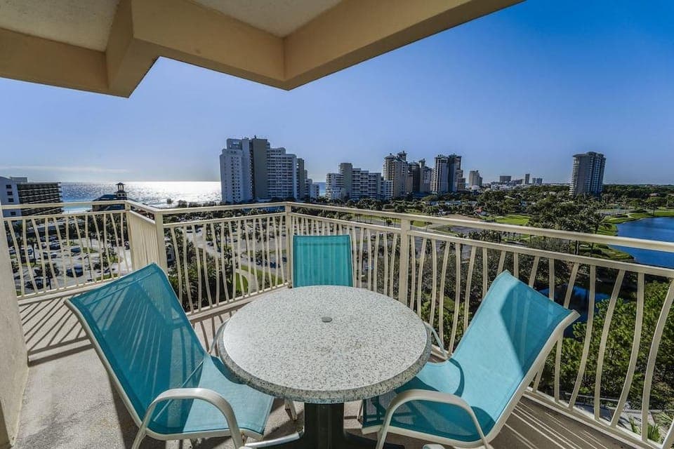 Luau Resort by Panhandle Getaways Hotel in Miramar Beach