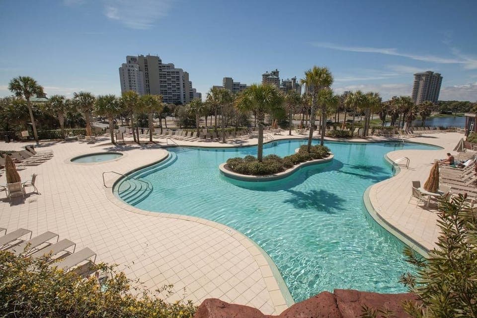 Luau Resort by Panhandle Getaways Hotel in Miramar Beach