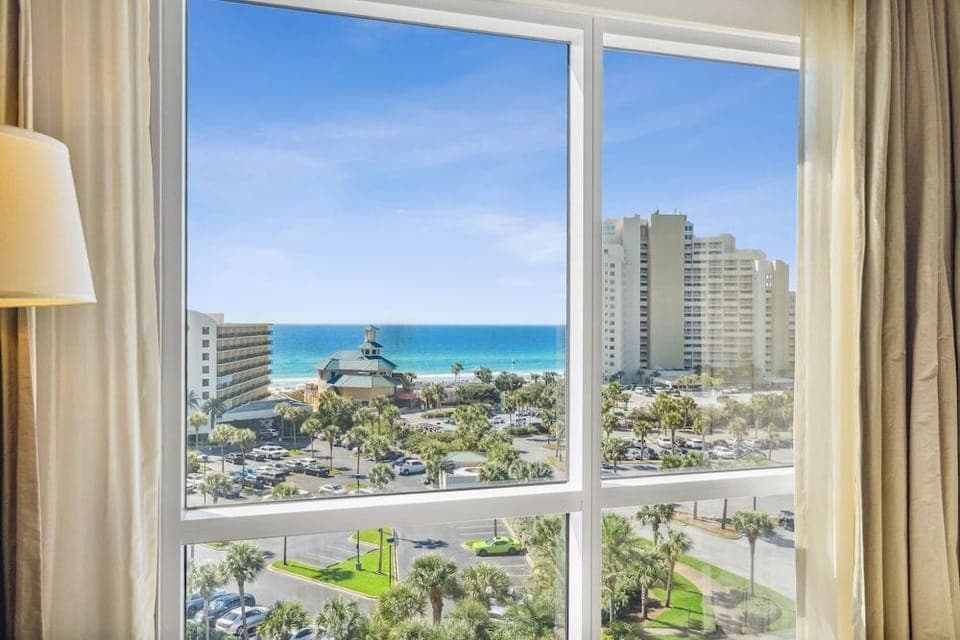 Luau Resort by Panhandle Getaways Hotel in Miramar Beach