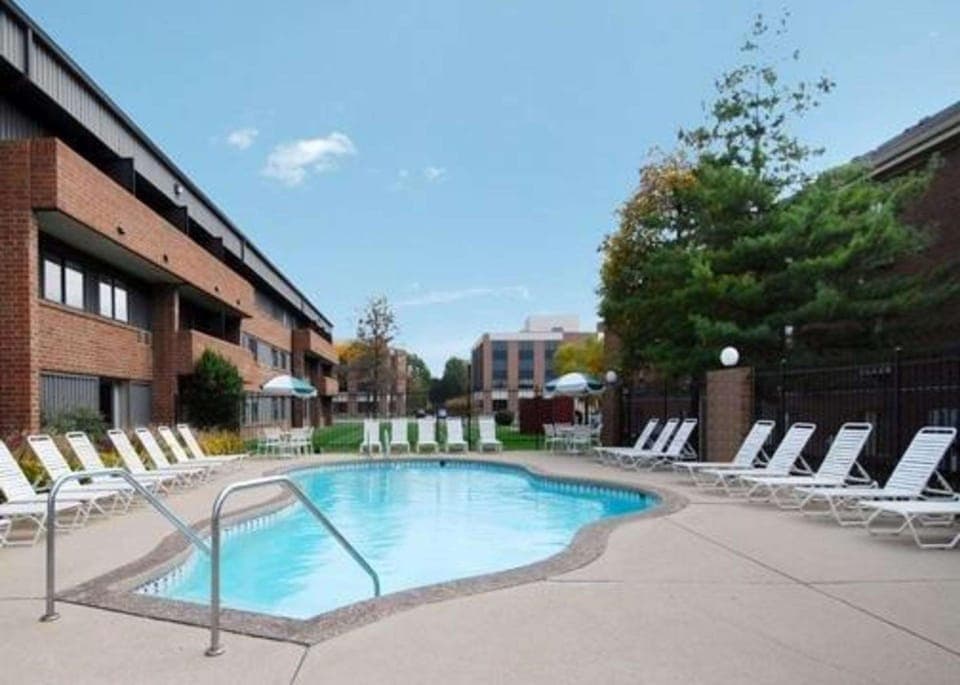 Swimming pool [outdoor]