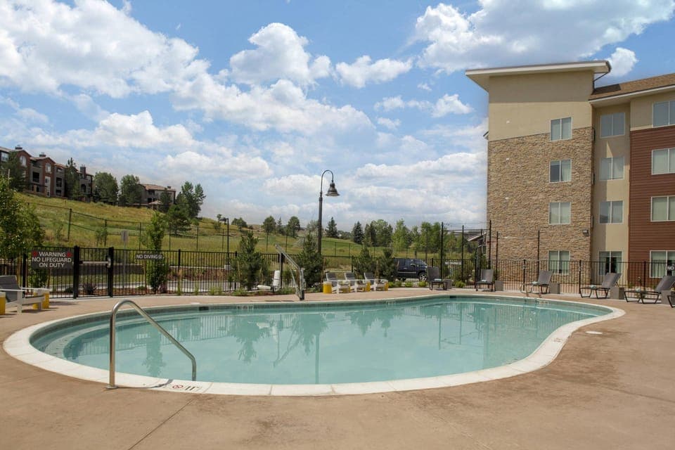 Swimming pool [outdoor]