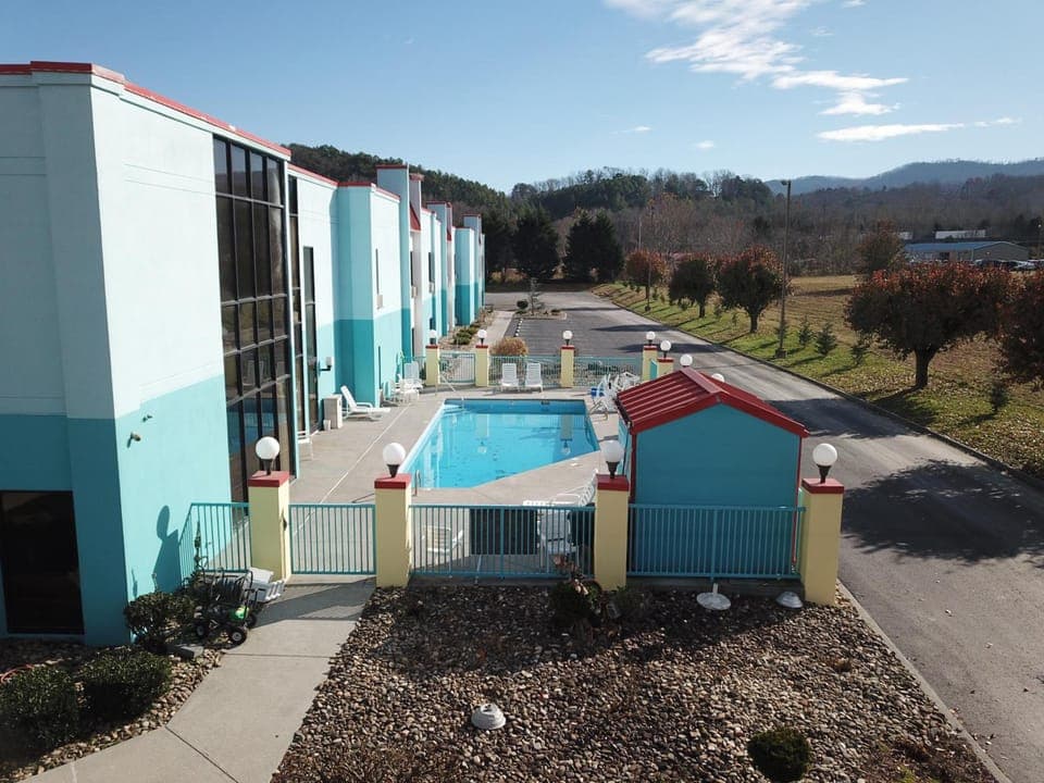 Econo Lodge Newport Smoky Mountains Gateway Hotel in Douglas Lake