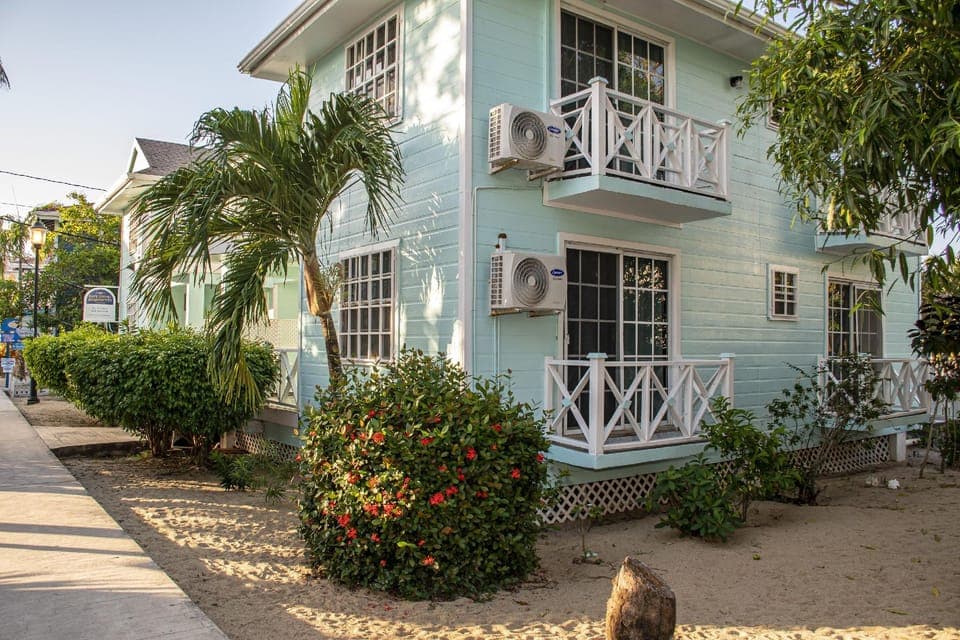 Easy Living Apartments Hotel in Placencia
