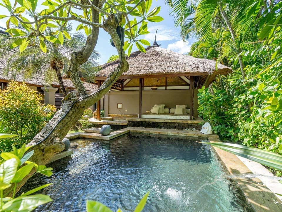 Swimming pool [outdoor]