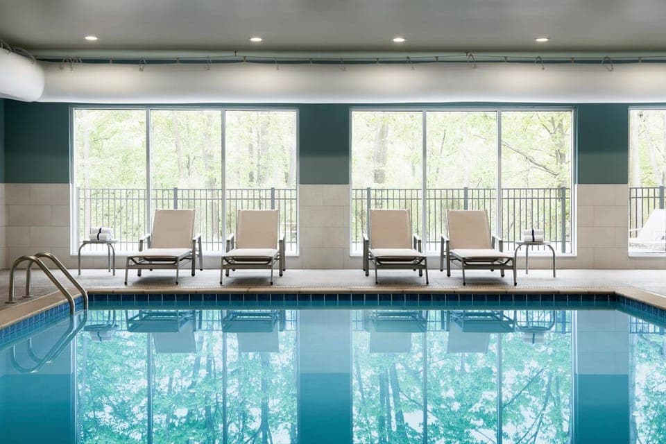 Swimming pool [outdoor]