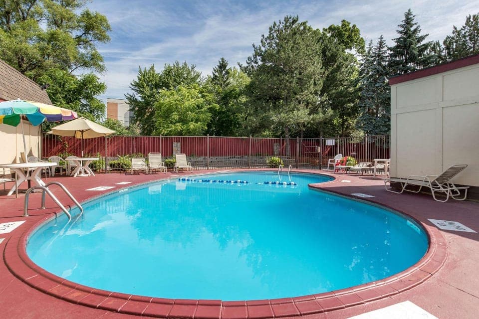 Swimming pool [outdoor]