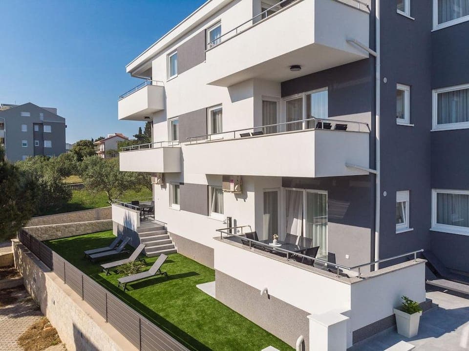 Summer Breeze Apartments Hotel in Novalja