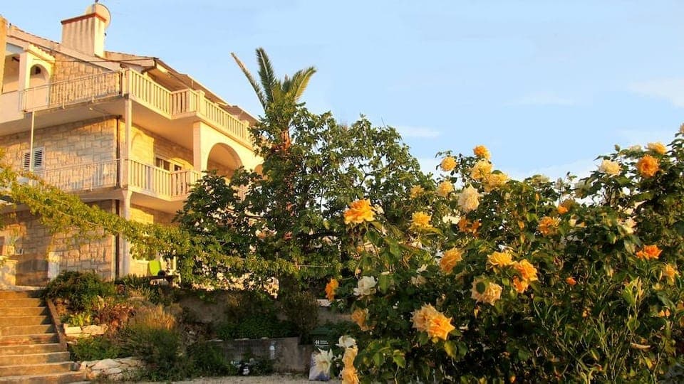 Villa PaPe Hotel in Okrug Gornji