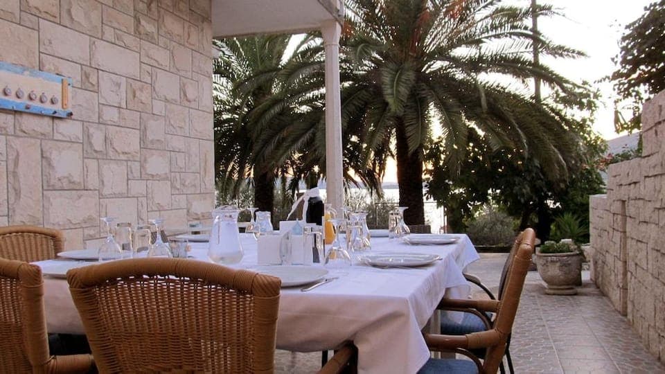 Villa PaPe Hotel in Okrug Gornji