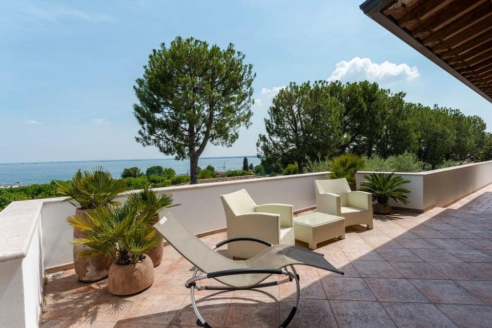 VILLA ELENA  Elegante Villa Vista Lago con Piscina Resort in Lake Garda
