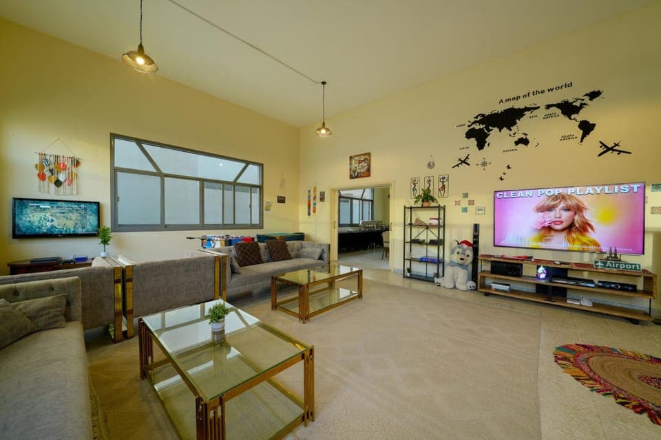 Shared lounge/TV area