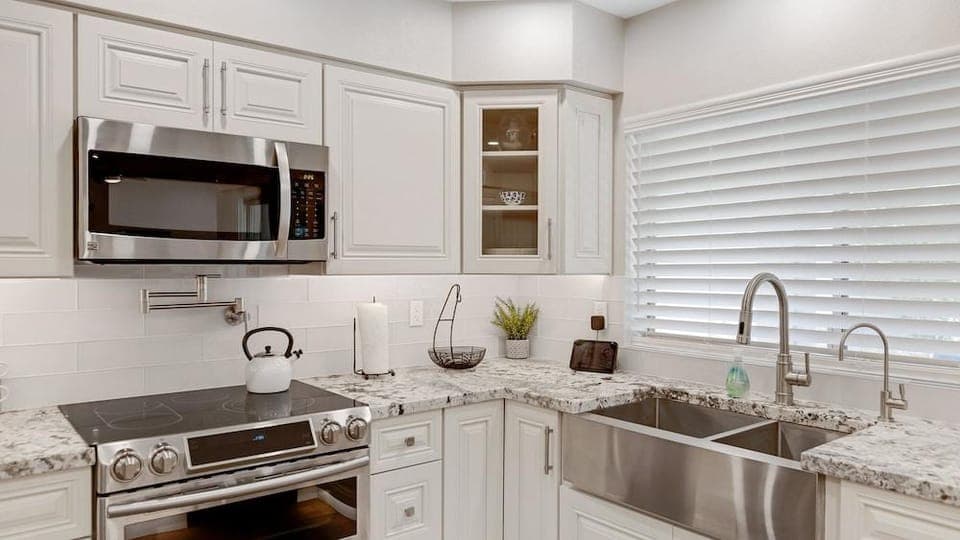 Luxe Central Scottsdale 4 Bdrm w/ Backyard Oasis! Hotel in McCormick Ranch