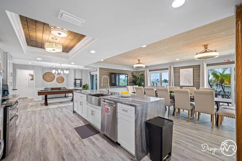 Chic 8BR with Heated Pool & Waterview Hotel in Indian Rocks Beach