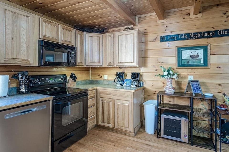 Bear Vista Retreat w HotTub Pool View Hotel in Pigeon Forge