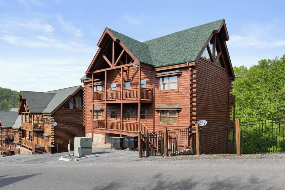 Mountain Theatre Lodge Hotel in Pigeon Forge