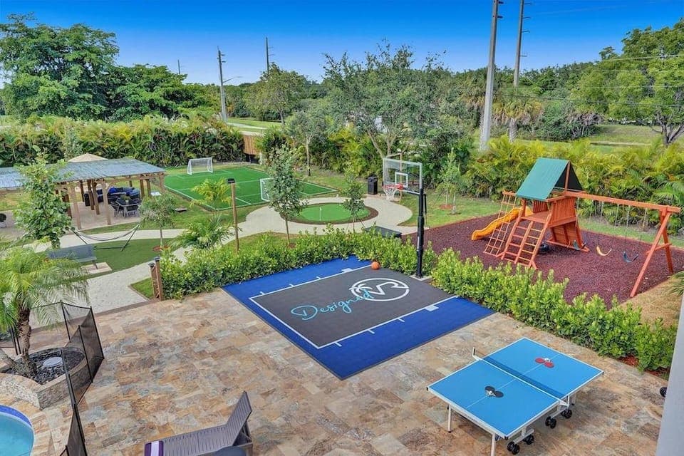 Lavish 8 Br Estate with Pool & Courts Hotel in Plantation