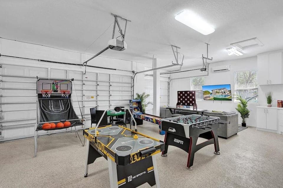 Lavish 8 Br Estate with Pool & Courts Hotel in Plantation