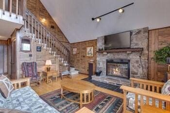 Above and Beyond by Jackson Mountain Homes Hotel in Gatlinburg