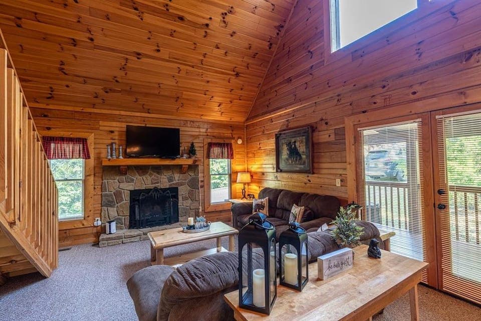Bear Necessities Hotel in Douglas Lake