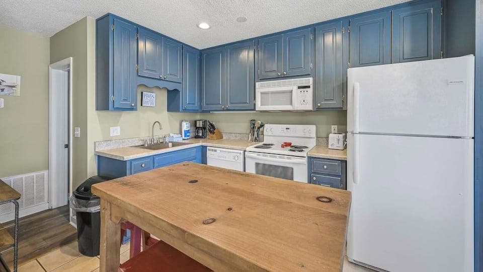 Dog Friendly + Private Pool; 0.1 Miles to the Beach! Hotel in Laguna Beach
