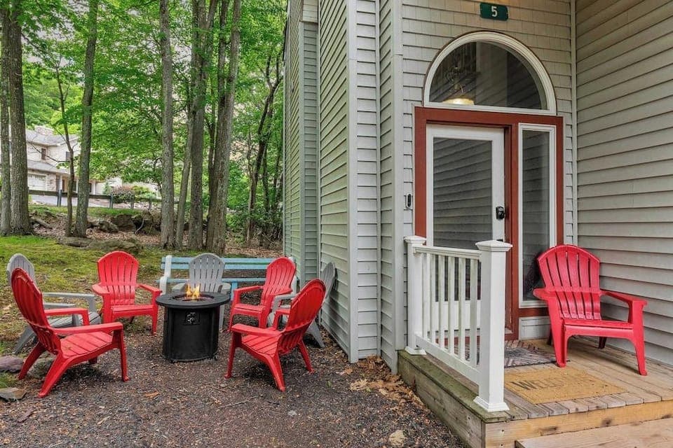 The Boulder Inn by Avantstay Indoor Hot Tub, Game Room, Outdoor Fire Pit Hotel in Hickory Run State Park