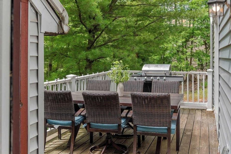 The Boulder Inn by Avantstay Indoor Hot Tub, Game Room, Outdoor Fire Pit Hotel in Hickory Run State Park
