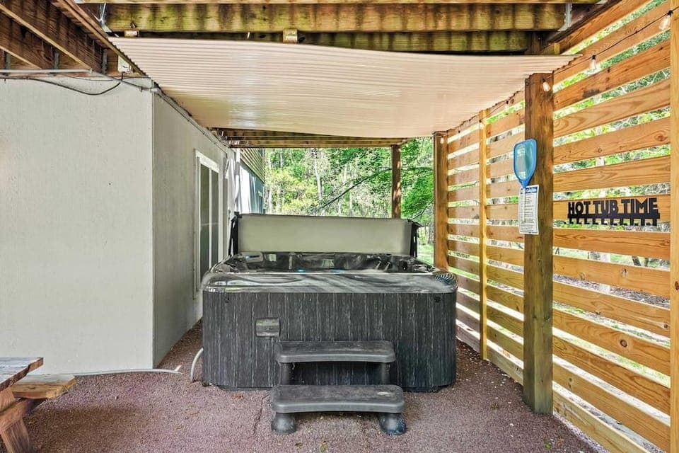 Mews Mountain House by Avantstay Walk to Beach, Hot Tub, Game Room Hotel in Tunkhannock Township