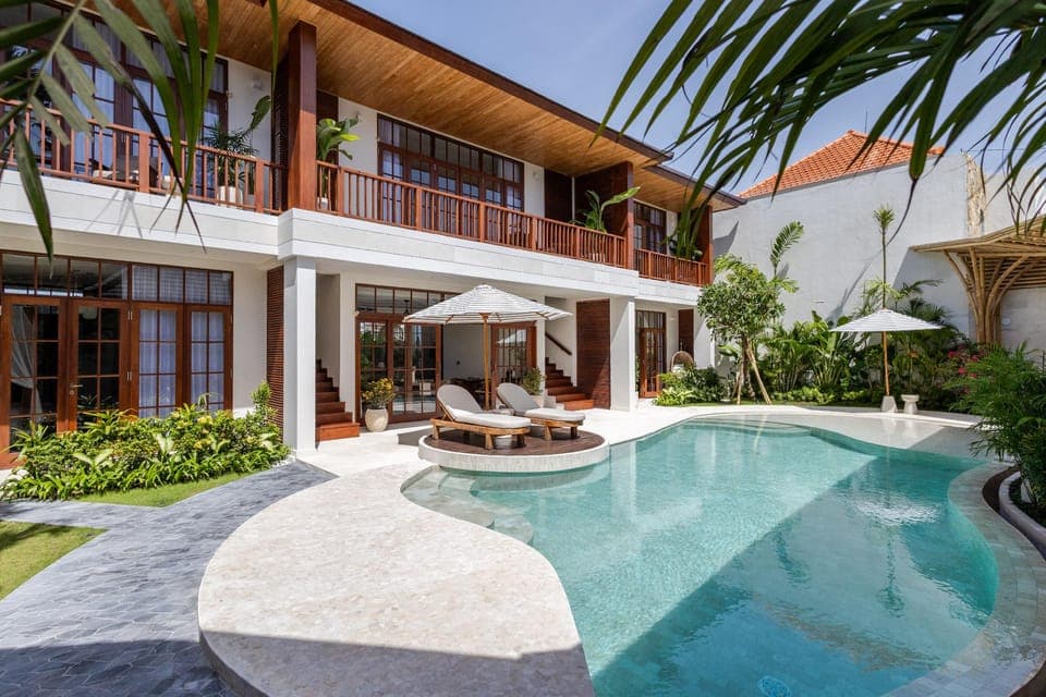 Swimming pool [outdoor]