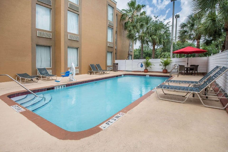 Swimming pool [outdoor]