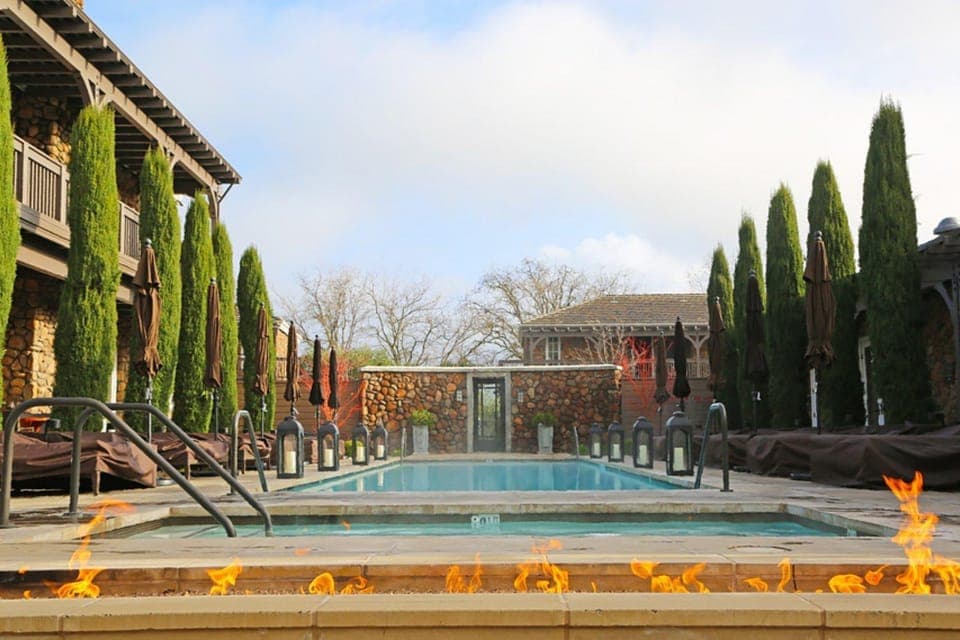 Swimming pool [outdoor]