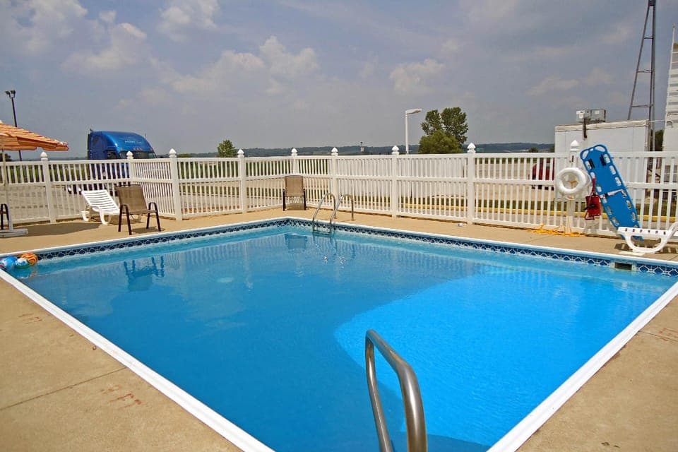 Swimming pool [outdoor]
