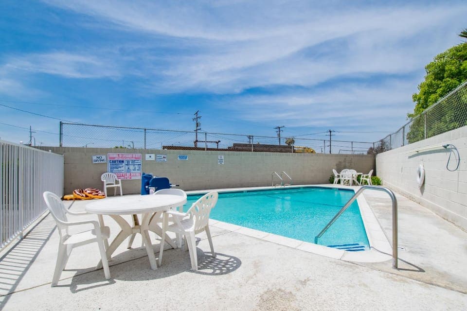 Swimming pool [outdoor]
