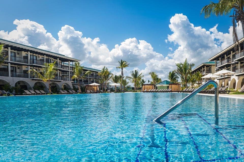 Swimming pool [outdoor]