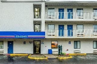Motel 6 Hotel in Warren
