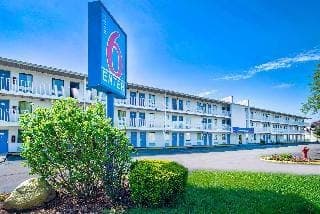 Motel 6 Hotel in Warren