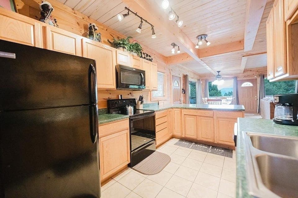 Bearly Hidden Ridge 5 Bedroom Cabin by RedAwning Hotel in Gatlinburg