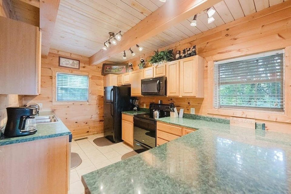Bearly Hidden Ridge 5 Bedroom Cabin by RedAwning Hotel in Gatlinburg