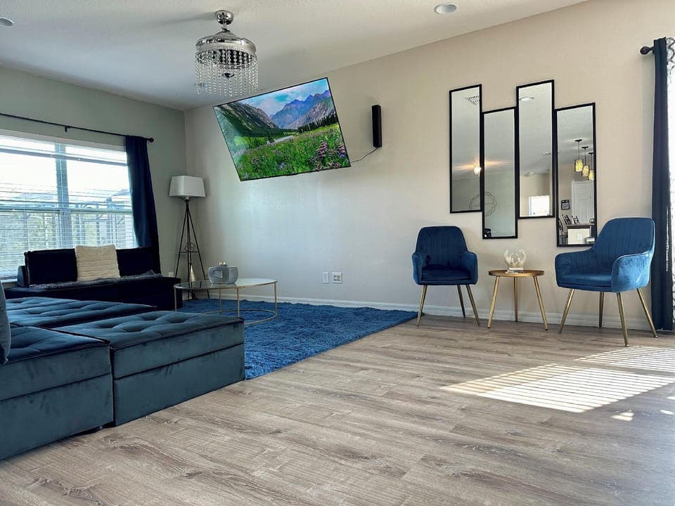 Spacious Fun & Convenient Hotel in Davenport