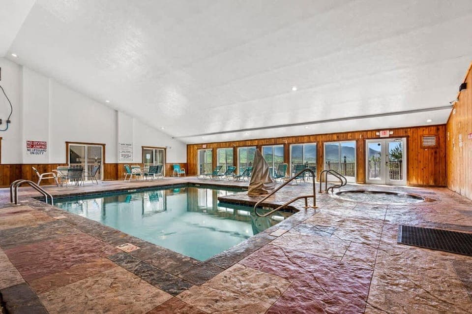 Indoor Pool Hot Tub Sleeps 4 Mountain Views Hotel in Pittman Center