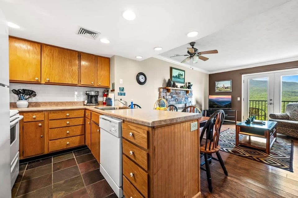Sleeps 6 Full Kitchen Indoor Pool Mountains Views Hotel in Pittman Center