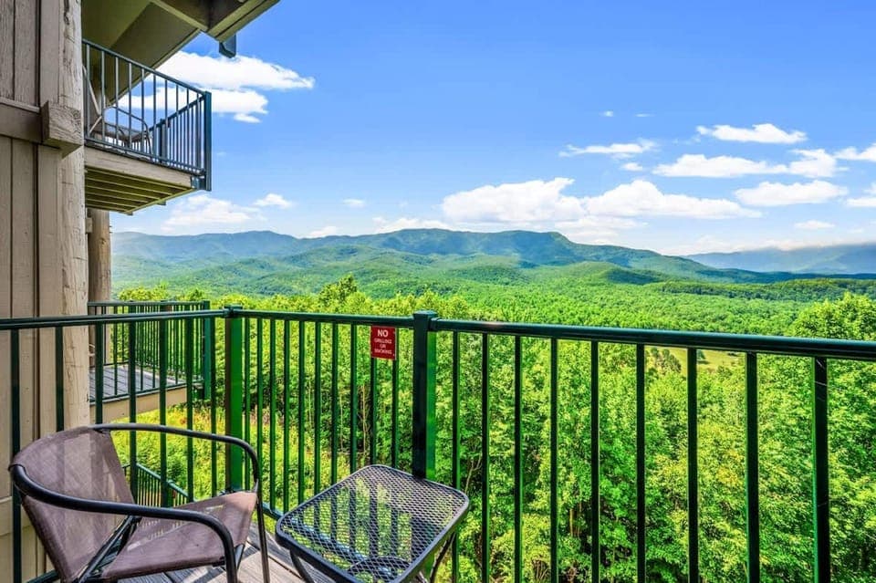 Sleeps 6 Full Kitchen Indoor Pool Mountains Views Hotel in Pittman Center