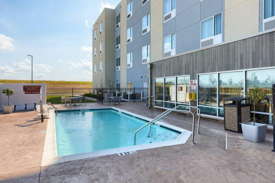 Swimming pool