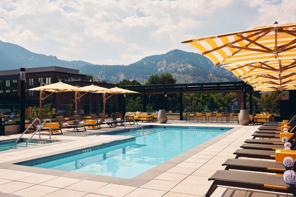 Swimming pool [outdoor]