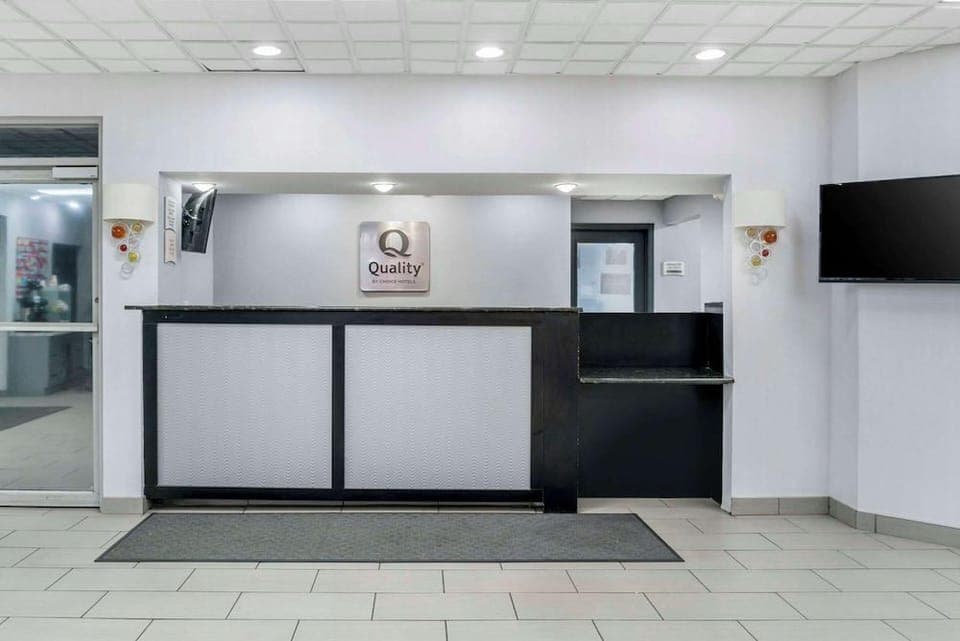 Quality Inn and Suites Livonia Hotel in Livonia