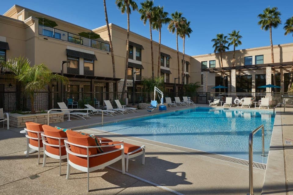 Swimming pool [outdoor]