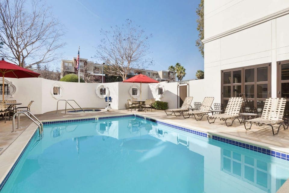 Swimming pool [outdoor]