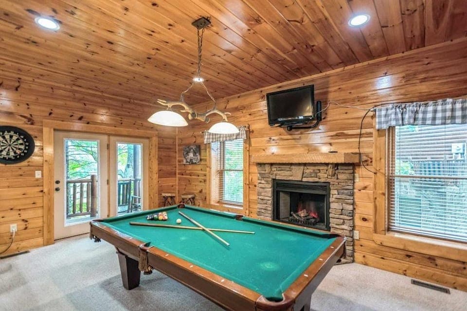 Resort Cabin w/ Hot Tub, Pool Table, Deck Views Summit View Way by Avantstay Hotel in Pigeon Forge