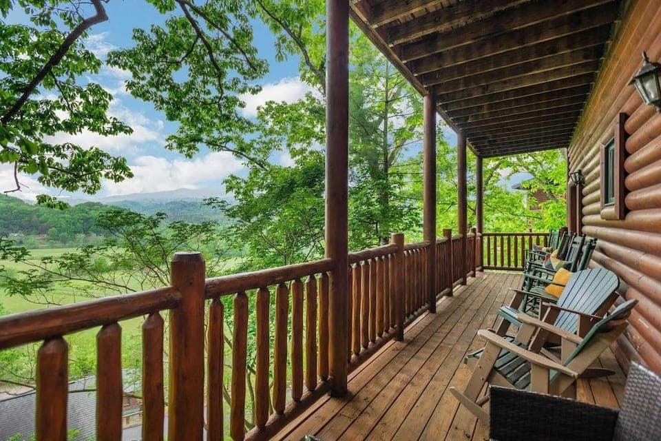 Resort Cabin w/ Hot Tub, Pool Table, Deck Views Summit View Way by Avantstay Hotel in Pigeon Forge